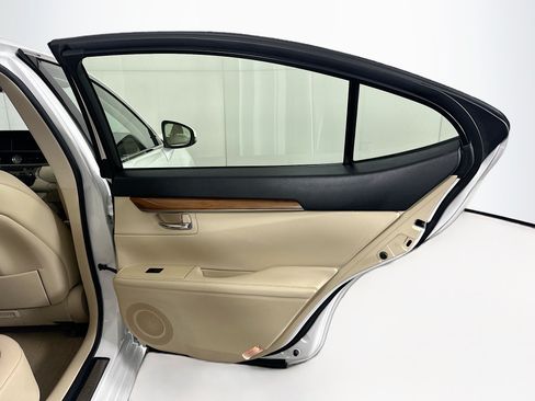 Used 2013 Lexus ES 300h w/ Luxury Pkg FWD image 31