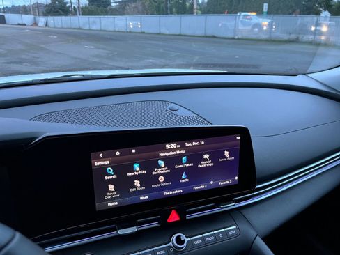 Used 2025 Hyundai Elantra SEL image 18