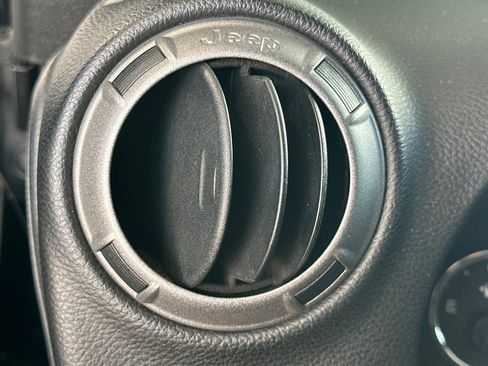 Used 2017 Jeep Wrangler Sport AWD/4WD image 31