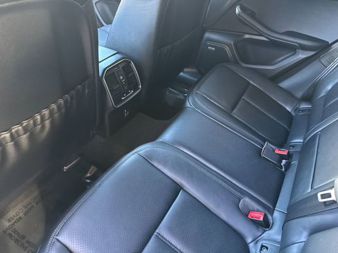 Certified 2025 Porsche Macan image 14