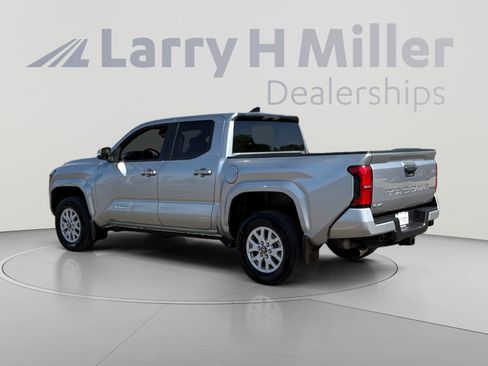 Used 2025 Toyota Tacoma SR5 AWD/4WD image 3