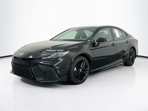 Used 2025 Toyota Camry SE FWD image 3