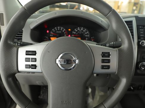 Used 2016 Nissan Frontier SV image 16