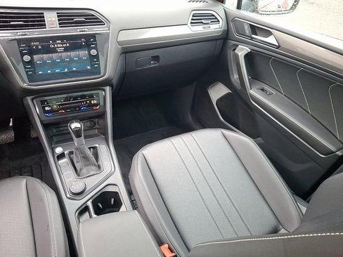Certified 2024 Volkswagen Tiguan SE w/ Panoramic Sunroof Package AWD/4WD image 16