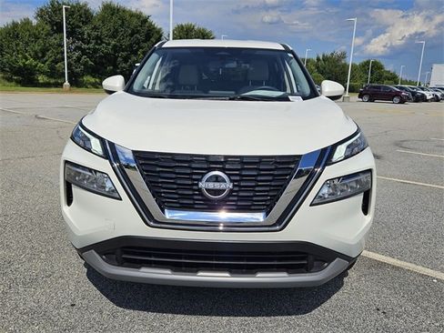 Used 2023 Nissan Rogue SV image 2