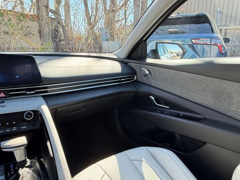Used 2025 Hyundai Elantra Limited image 35