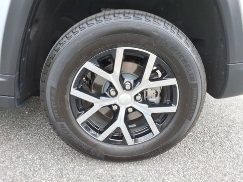 Used 2025 Jeep Grand Cherokee Altitude AWD/4WD image 11