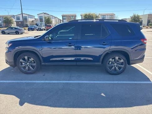 Used 2025 Honda Pilot Sport image 2