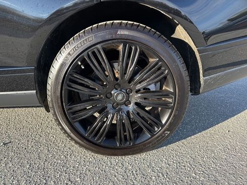 Used 2020 Land Rover Range Rover HSE image 32