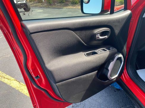 Used 2019 Jeep Renegade Latitude w/ Cold Weather Group AWD/4WD image 32
