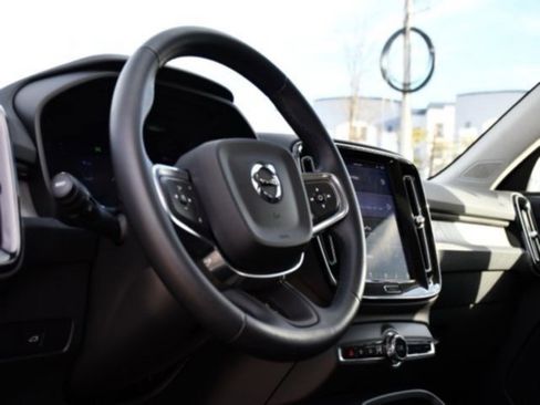 Certified 2025 Volvo XC40 B5 Plus image 9