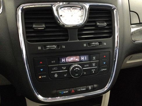 Used 2015 Chrysler Town & Country Touring w/ Driver Convenience Group image 12