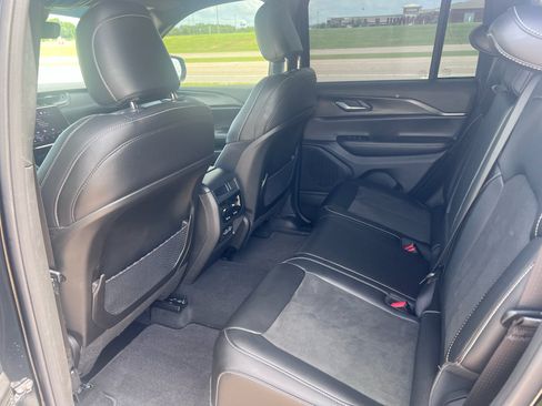 Used 2025 Jeep Grand Cherokee Altitude RWD image 14
