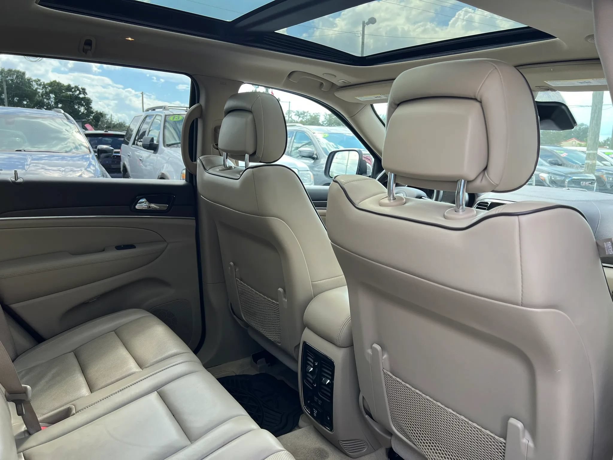 Used 2019 Jeep Grand Cherokee Overland RWD image 16