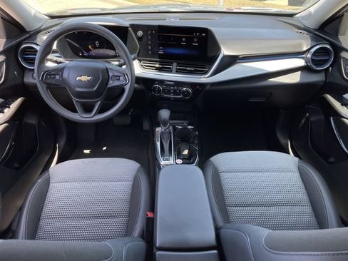 Used 2025 Chevrolet Trax LT FWD image 10