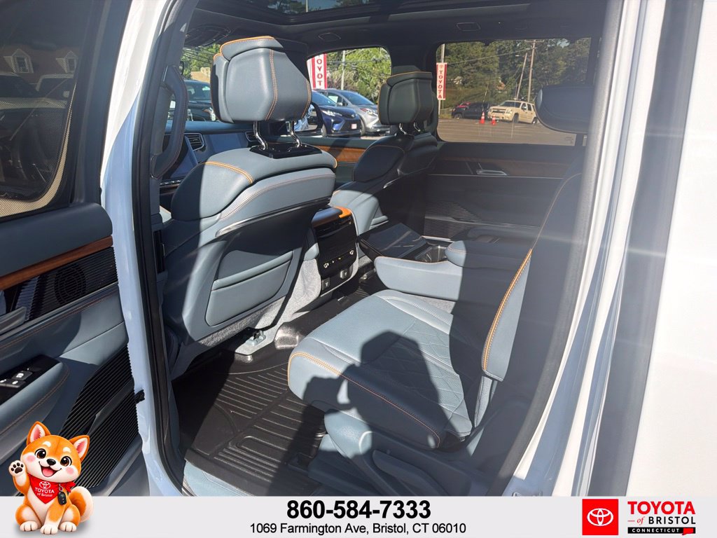 Used 2023 Jeep Grand Wagoneer Series III AWD/4WD image 32