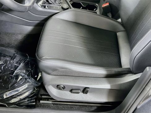Used 2023 Volkswagen Tiguan SE AWD/4WD image 18