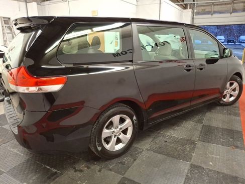 Used 2014 Toyota Sienna L image 9