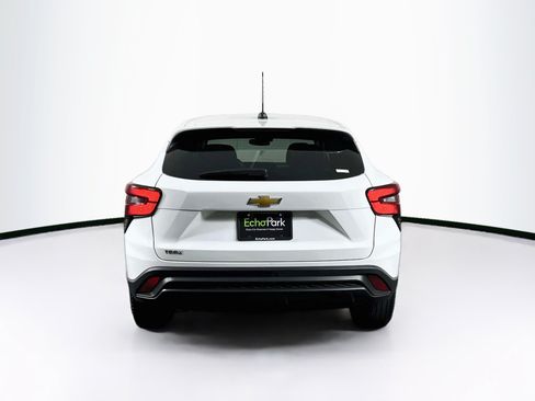 Used 2025 Chevrolet Trax LS FWD image 7