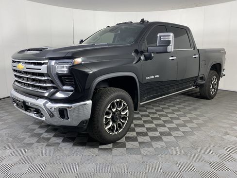 Used 2024 Chevrolet Silverado 3500 LTZ w/ LTZ Convenience Package AWD/4WD image 2