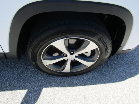 Used 2022 Jeep Cherokee Limited AWD/4WD image 12