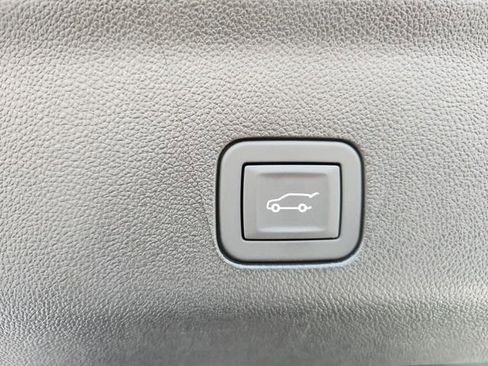 Used 2025 Chevrolet Suburban High Country image 27