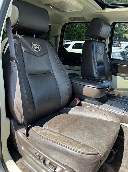 Used 2013 Cadillac Escalade Platinum RWD image 14