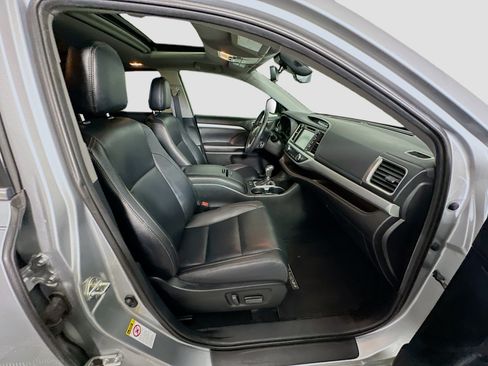 Used 2019 Toyota Highlander XLE FWD image 34