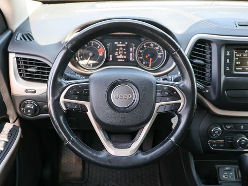 Used 2018 Jeep Cherokee Latitude w/ Altitude Package FWD image 8