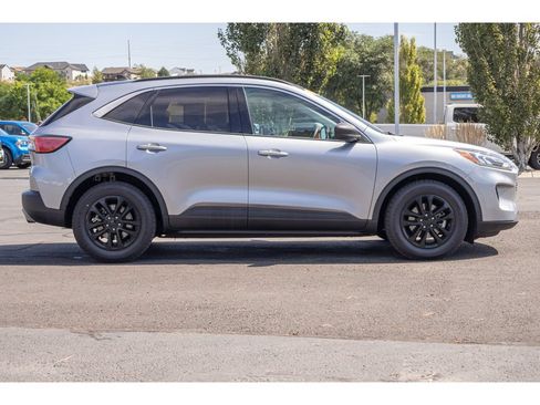 Used 2022 Ford Escape SE FWD image 2