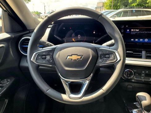 Used 2025 Chevrolet Trax LT w/ LT Convenience Package FWD image 9