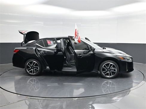Used 2025 Nissan Sentra SR w/ SR Premium Package image 57