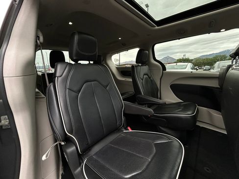 Used 2023 Chrysler Pacifica Limited FWD image 14