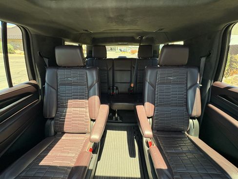 Used 2022 Cadillac Escalade ESV Sport Platinum w/ Heavy-Duty Trailer Package AWD/4WD image 20