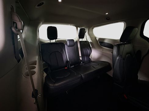 Used 2024 Chrysler Pacifica Touring-L FWD image 41