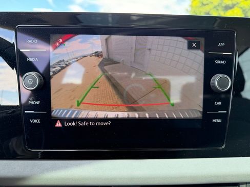 Certified 2025 Volkswagen Jetta SE w/ Sunroof Package image 23