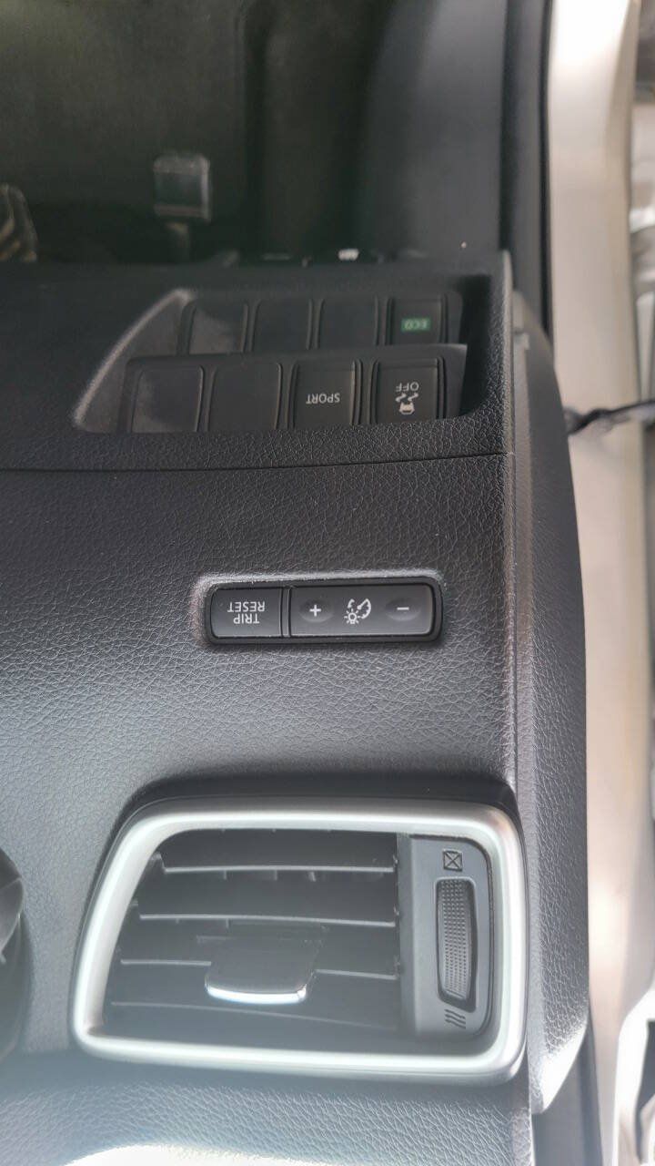 Used 2015 Nissan Rogue SV FWD image 25