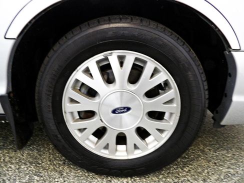 Used 2003 Ford Crown Victoria LX RWD image 20
