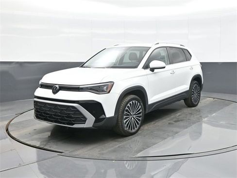 Certified 2025 Volkswagen Taos SE image 3