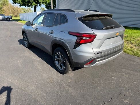 Used 2025 Chevrolet Trax LT FWD image 3