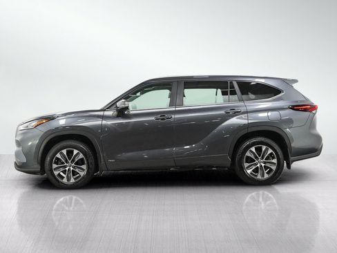 Used 2025 Toyota Highlander XLE AWD/4WD image 2