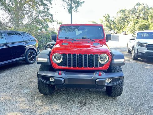 Used 2025 Jeep Wrangler Unlimited Rubicon w/ Convenience Group AWD/4WD image 3