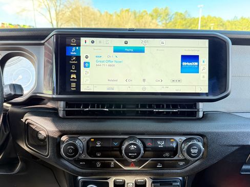 Used 2025 Jeep Gladiator Sport image 16