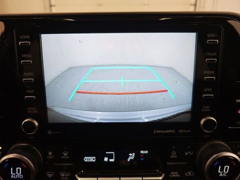 Used 2020 Toyota Highlander XLE AWD/4WD image 24