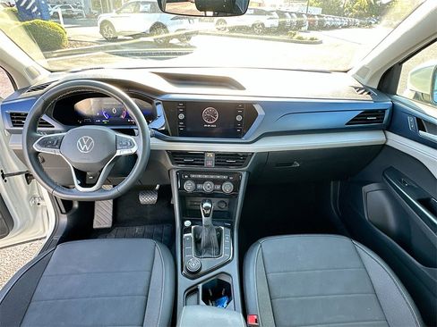 Used 2024 Volkswagen Taos SE image 3