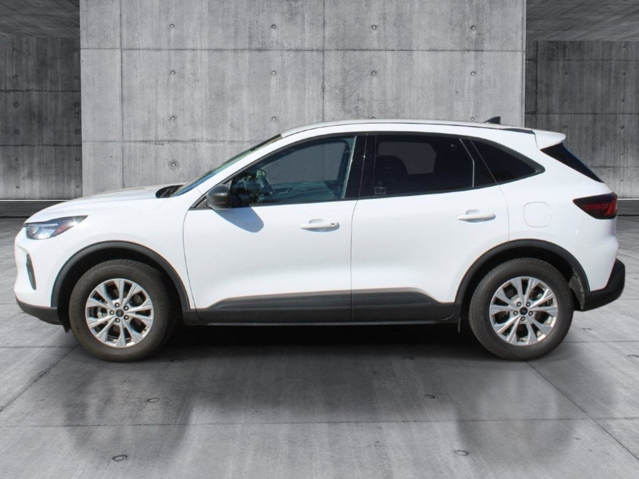 Used 2025 Ford Escape Active AWD/4WD image 2