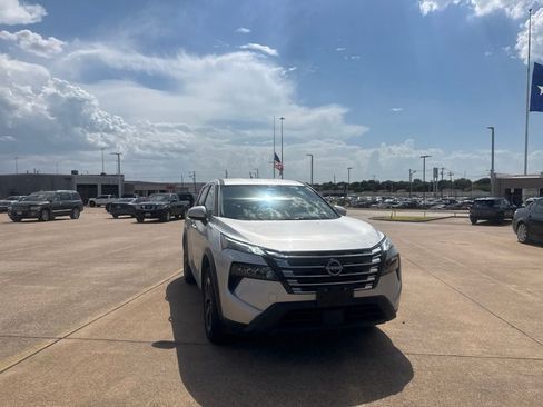 Used 2025 Nissan Rogue SV FWD image 4