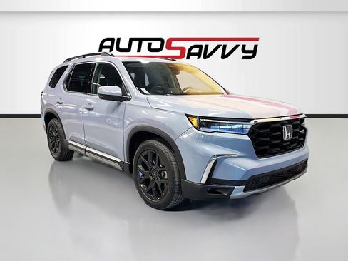 Used 2025 Honda Pilot Touring image 1