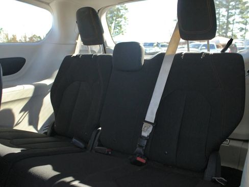 Used 2017 Chrysler Pacifica LX FWD image 14