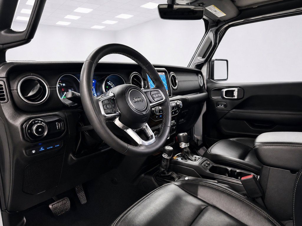 Used 2023 Jeep Wrangler Unlimited Sahara AWD/4WD image 17